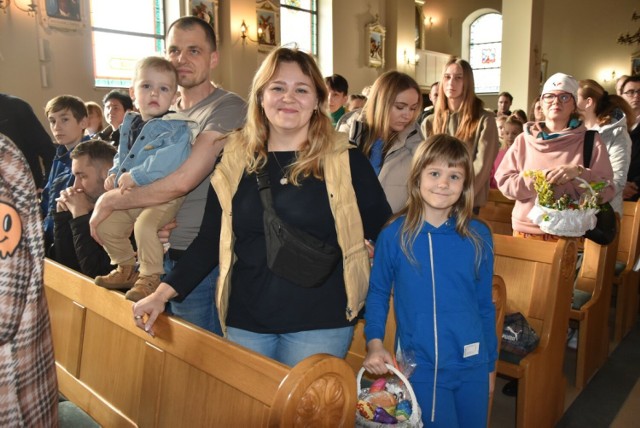 Tłumy rodziców z dziećmi nawiedziły w Wielką Sobotę kościół w Kiełpinie - wszyscy z koszyczkami ze święconką.
