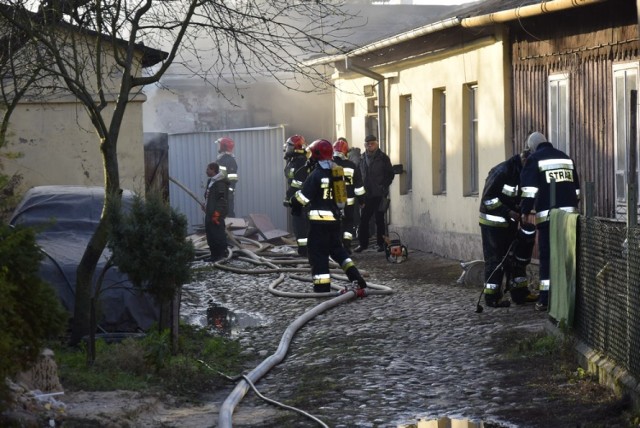 Strażacy dogaszają pożar, który wybuchł na ulicy Batorego. Na razie nie są znane przyczyny pożaru. Strażacy Państwowej Straży Pożarnej ewakuowali kilka osób, ale nic im nie zagraża. Zdaniem Bartłomieja Wójcika, rzecznika PSP w Skierniewicach, osoby te będą mogły wrócić wkrótce do swoich mieszkań.