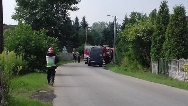 Teren jest otoczony przez jednostki policji i strażaków