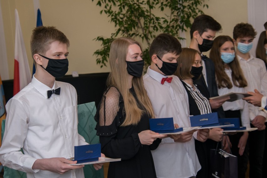 Rekordowa liczba uczniów odebrała stypendia Prezydenta Miasta Skierniewice