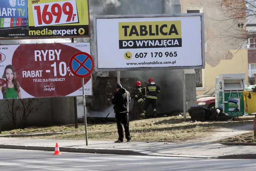 Pożar kamienicy przy ulicy Chojnowskiej w Legnicy [ZDJĘCIA]