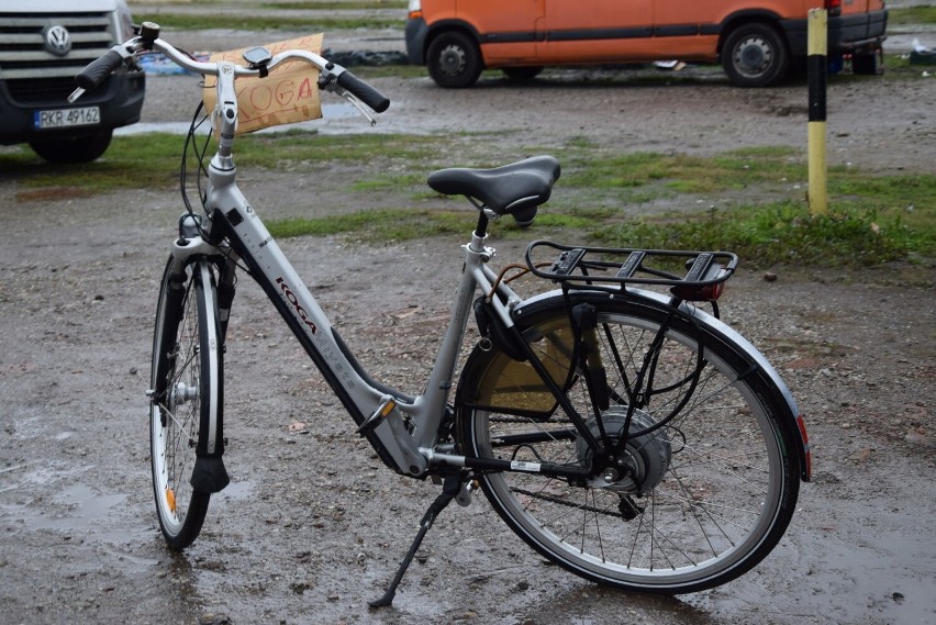 Bardzo duży wybór rowerów, hulajnóg i jeździków na giełdzie samochodowej na Załężu w Rzeszowie [ZDJĘCIA]