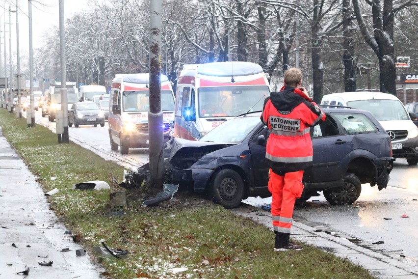 Wrocław. Groźnie wyglądający wypadek na ul. Brücknera. Ford leciał dwa metry nad jezdnią [ZOBACZ ZDJĘCIA]