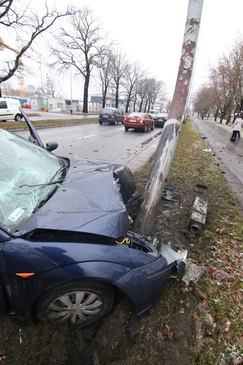 Wrocław. Groźnie wyglądający wypadek na ul. Brücknera. Ford leciał dwa metry nad jezdnią [ZOBACZ ZDJĘCIA]