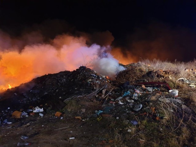 Płonęły śmieci na dzikim wysypisku pod Niemstowem