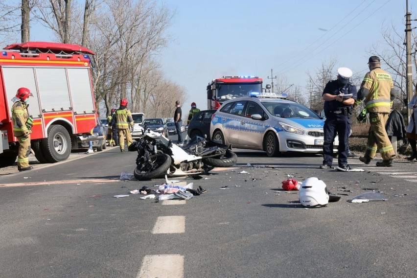 Dramat na trasie Wrocław-Kłodzko. Reanimacja motocyklisty, który zderzył się z osobówką. Zablokowana jest droga krajowa nr 8. Zobacz!