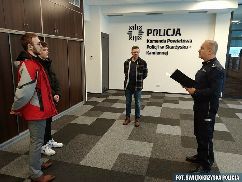 Komendant policji w Skarżysku-Kamiennej podziękował dwóm uczniom Zespołu Szkół Technicznych. Obaj pomogli ująć pijanego kierowcę. Zdjęcia