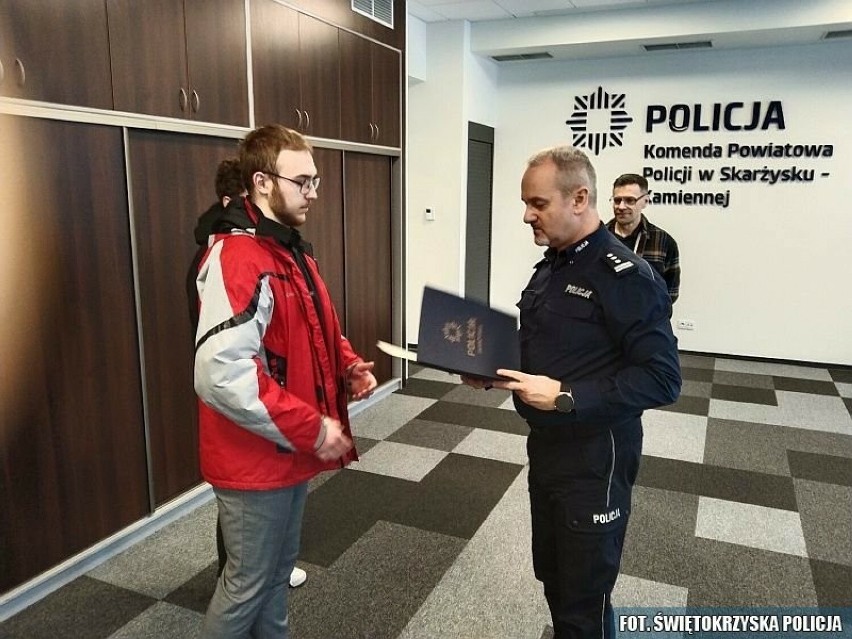 Komendant policji w Skarżysku-Kamiennej podziękował dwóm uczniom Zespołu Szkół Technicznych. Obaj pomogli ująć pijanego kierowcę. Zdjęcia