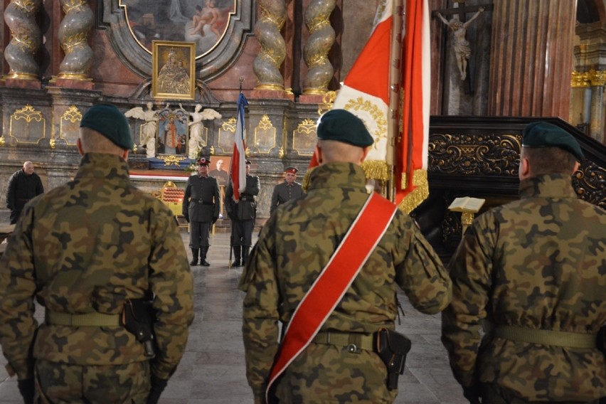 Wielkopolscy żołnierze Wojsk Obrony Terytorialnej otrzymali sztandar z rąk ministra Mariusza Błaszczaka [ZDJĘCIA]