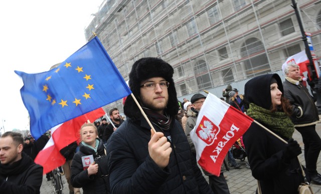 KOD Łódź organizuje śpiewanie "Ody do radości" pod siedzibą PiS