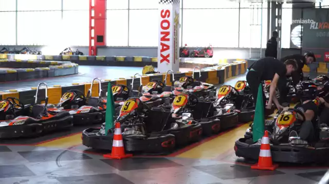 Całoroczny tor gokartowy w Warszawie. Zajrzeliśmy do A1 Karting na Pradze [WIDEO]