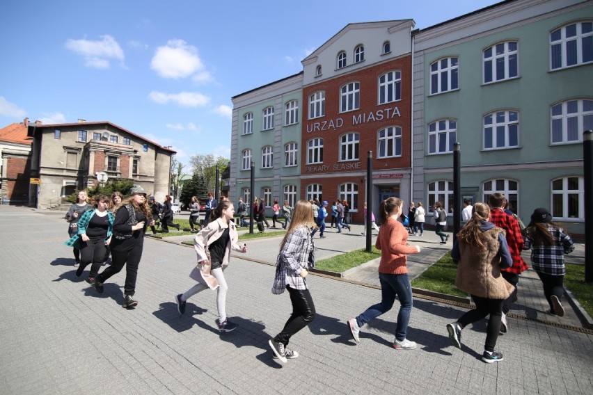 Na ulicach Piekar odbył się happening, przedstawiający mieszkańcom świat autystów [ZDJĘCIA]