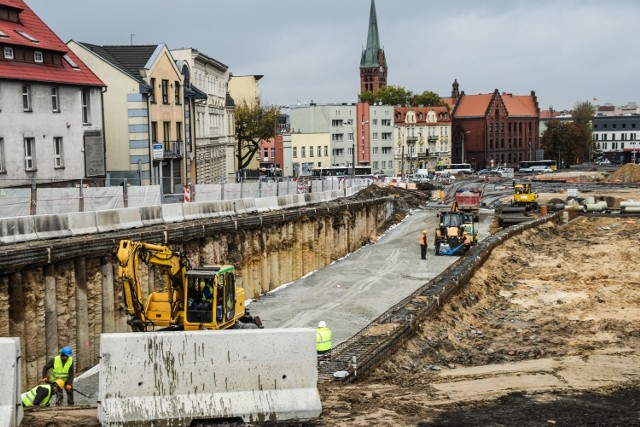 Jedna z największych bydgoskich inwestycji - budowa linii tramwajowej na ulicy Kujawskiej - według ratusza nie jest zagrożona. Pod znakiem zapytania są natomiast nowe inwestycje