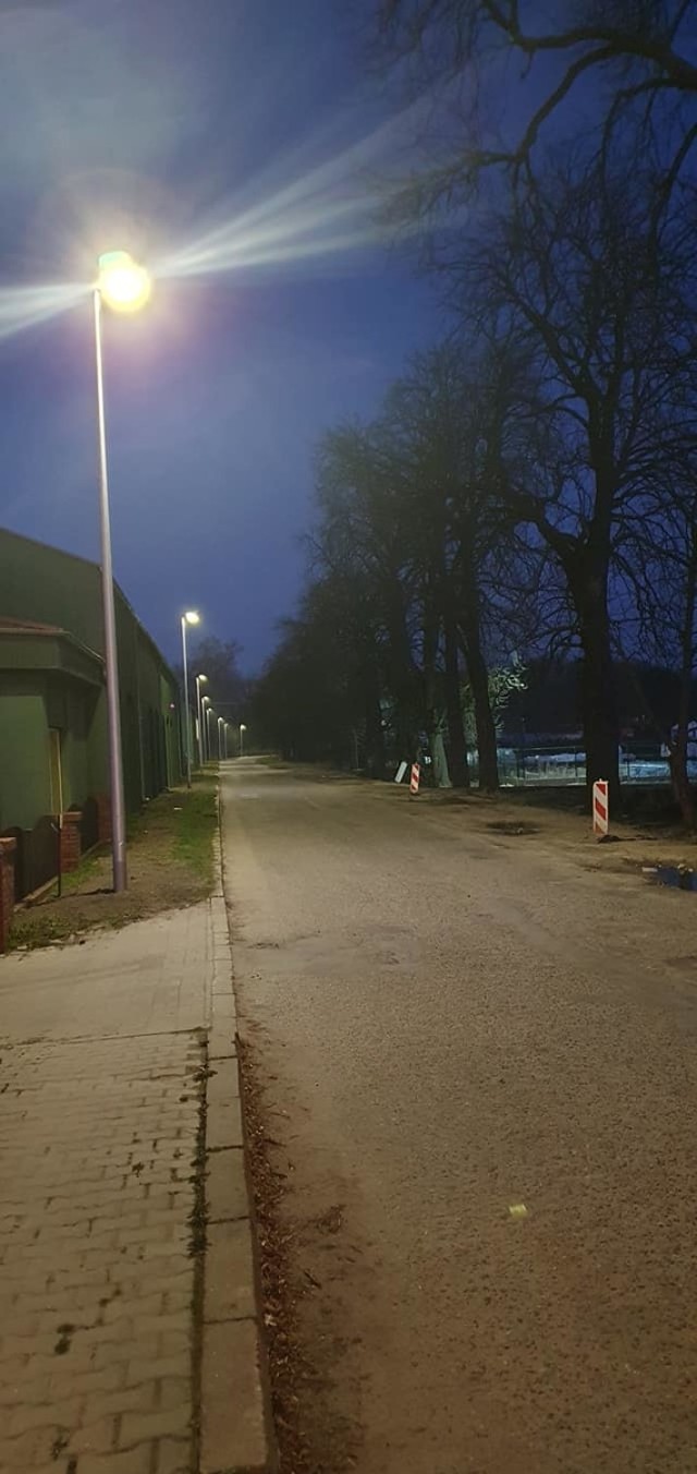 Burmistrz Sycowa Dariusz Maniak poinformował na swoim fanjpejdżu o lampach, które stanęły przy ulicy Leśnej. Jak się dowiadujemy u inwestora - kaliskiej spółki oświetleniowej - to tylko część zrealizowanej inwestycji. Lampy staną aż do końca drogi oraz przy bocznej drodze w kierunku sycowskiego parku