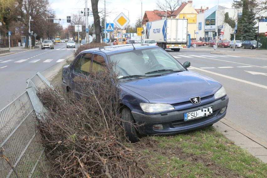 Wrocław. Groźnie wyglądający wypadek na al. Kochanowskiego (ZOBACZ ZDJĘCIA)