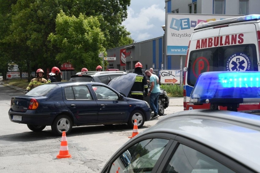 Zderzenie dwóch aut w Kielcach. Duże utrudnienia w ruchu (ZDJĘCIA, WIDEO) 