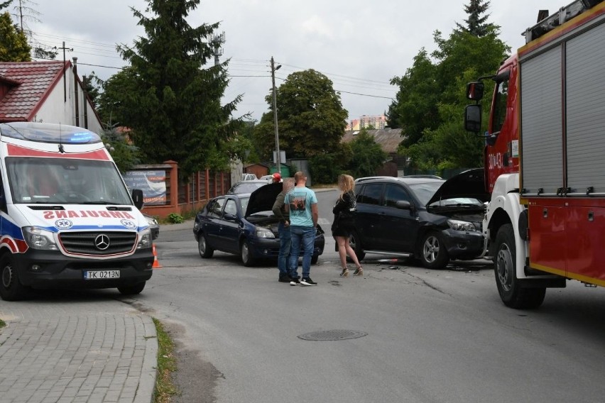 Zderzenie dwóch aut w Kielcach. Duże utrudnienia w ruchu (ZDJĘCIA, WIDEO) 