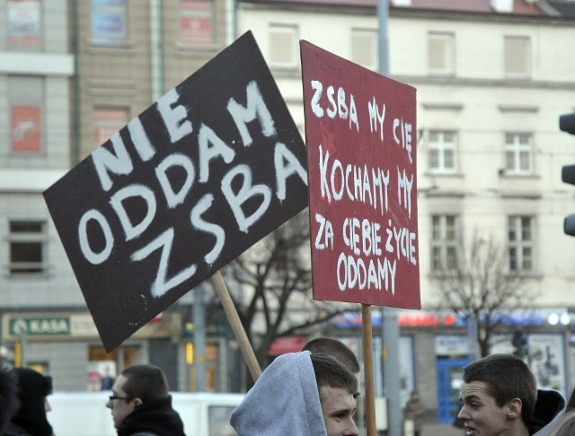 Uczniowie ZSBA niejednokrotnie protestowali przeciwko likwidacji ich szkoły