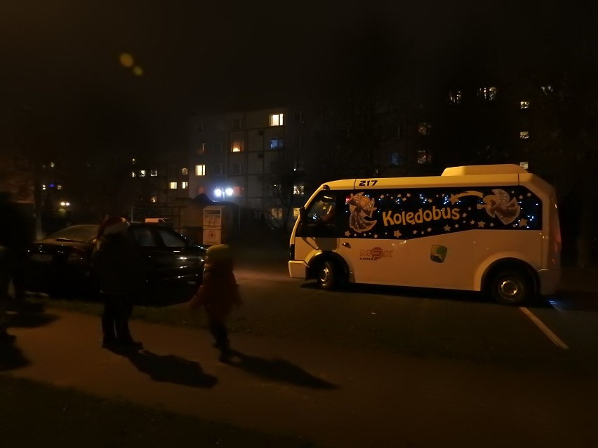 Autobus z kolędami i piosenkami świątecznymi na ulicach Łomży [zdjęcia, video]