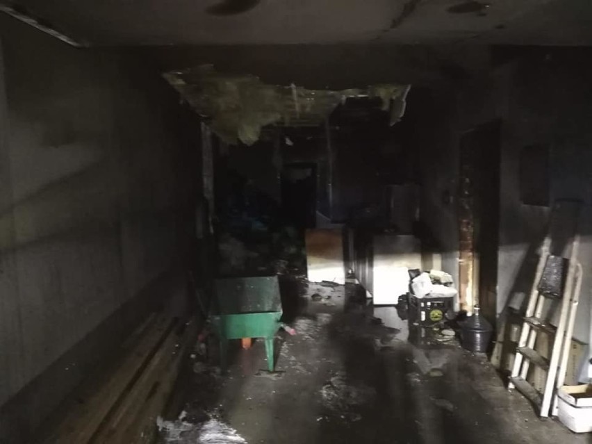 Groźny pożar w gminie Woźniki. W sobotę wieczorem w płomieniach stanął budynek garażowy ZDJĘCIA