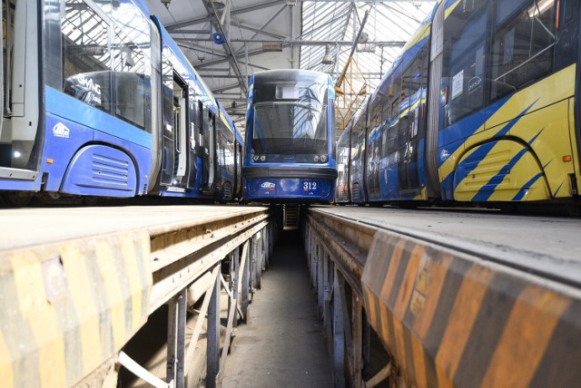 Tramwaje, które "ucierpiały" w zdarzeniach na ulicach Legionów i Bydgoskiej, są naprawiane w zajezdni przy ulicy Sienkiewicza