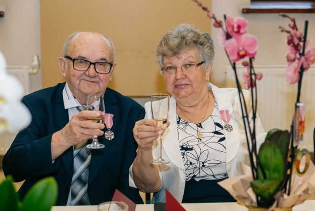 Złote i diamentowe gody w Żarkach. Pary odebrały medale i wzniosły toast