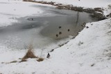 Ostrożnie na lodzie! Wędkarz wpadł do przerębla na jeziorze Niesłysz