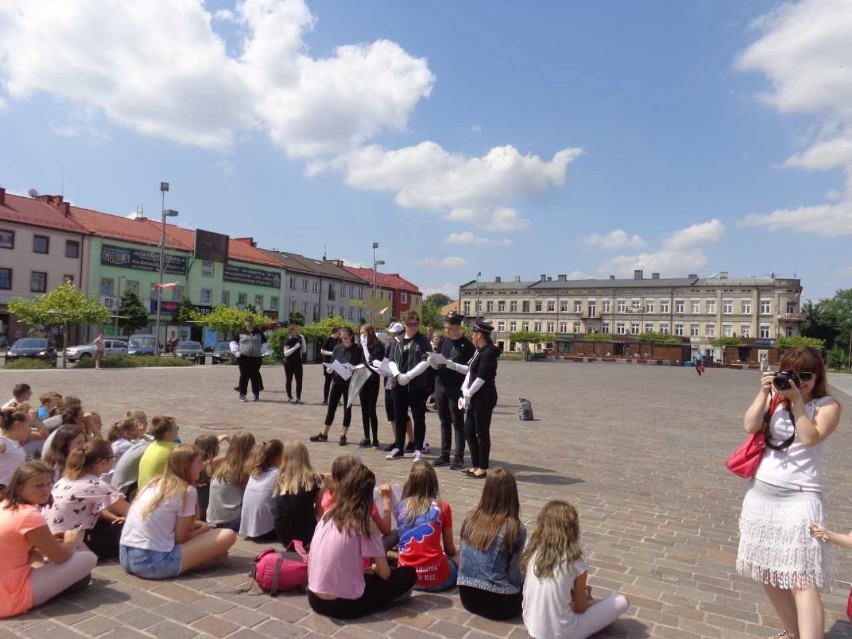 Happenning na placu Kościuszki w Tomaszowie zorganizowała grupa teatralna Inni. Stanęła żywa rzeźba [galeria zdjęć]