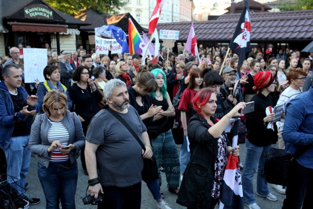 Strajk kobiet w Krakowie. Protestowano przeciwko zakazowi aborcji [ZDJĘCIA]