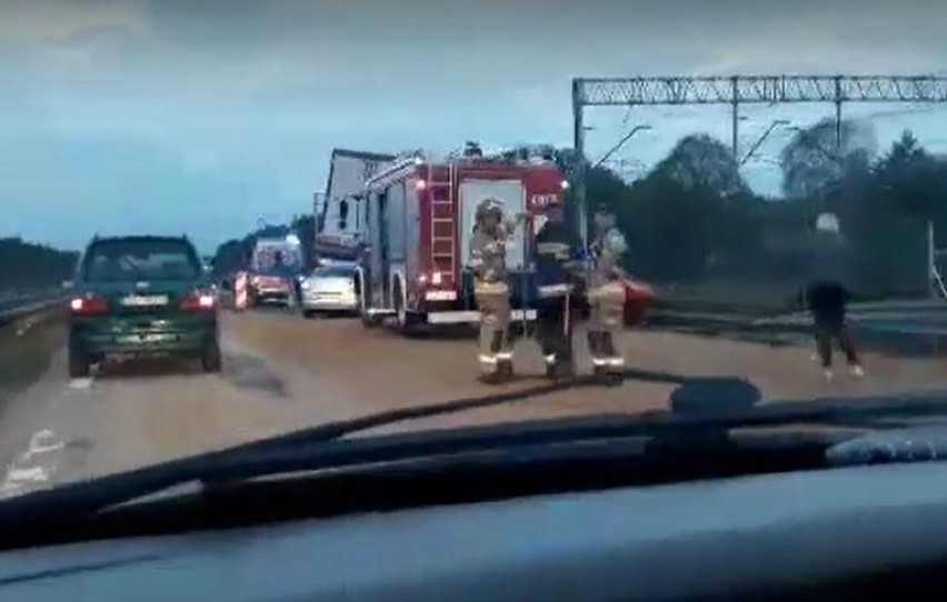 Taksówka wbiła się w tył ciężarówki, ciężarówka wypadła na tory [VIDEO]