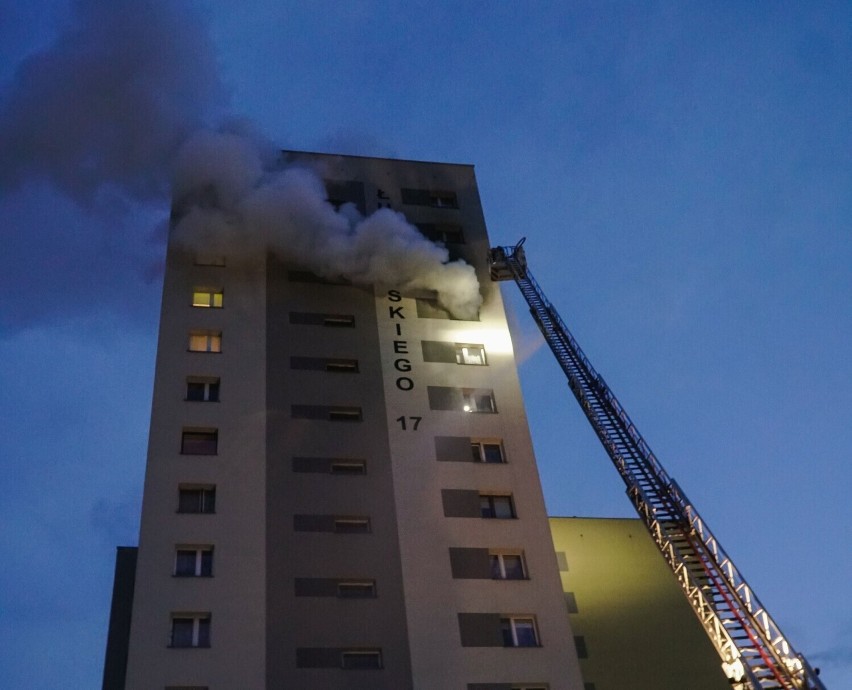 Pożar w bloku w Dąbrowie Górniczej. Spłonęło mieszkanie, a ludzie stracili wszystko... Trwa zrzutka dla pogorzelców