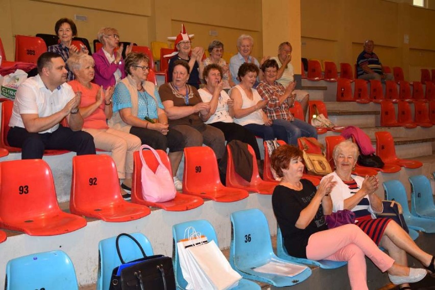 Seniorki z Wągrowieckiego Uniwersytetu Trzeciego Wieku w sportowej rywalizacji w hali OSiR