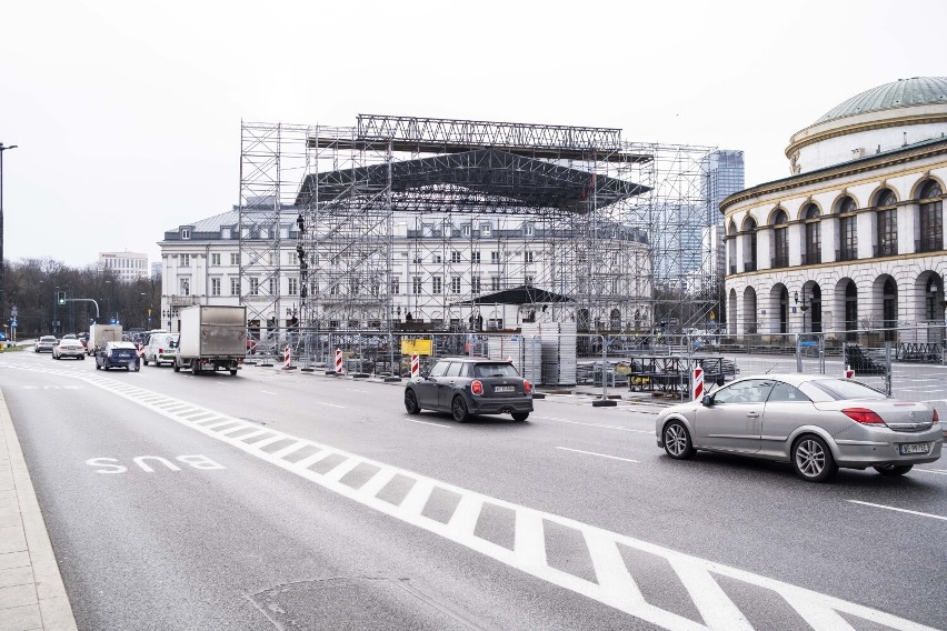 Finał WOŚP Warszawa 2023. Na placu Bankowym rośnie główna scena imprezy. Tak wygląda jej budowa
