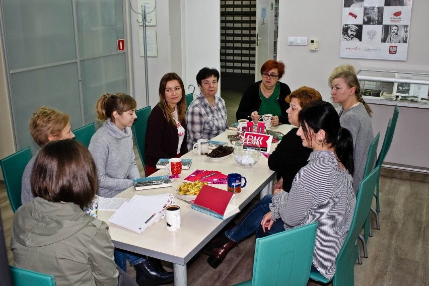 Spotkanie Dyskusyjnego Klubu Książki w wieluńskiej bibliotece[FOTO]