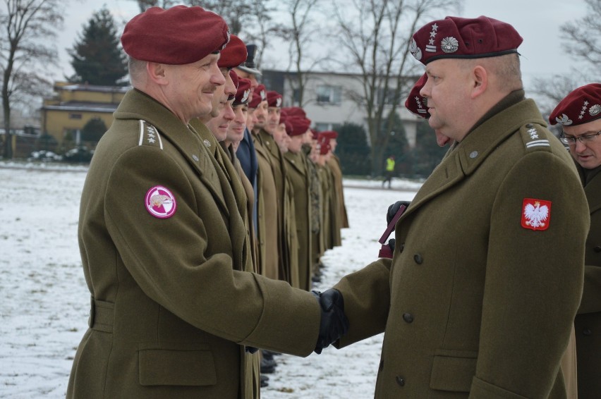 Powitanie żołnierzy 38. zmiany w Kosowie oraz spotkanie wigilijne służb mundurowych w Tomaszowie Maz. [ZDJĘCIA, FILM]