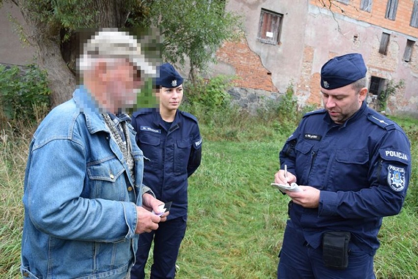 Okres jesienno-zimowy to czas, gdy policjanci podczas patroli zwracają większą uwagę na miejsca, gdzie mogą szukać schronienia i nocować osoby bezdomne