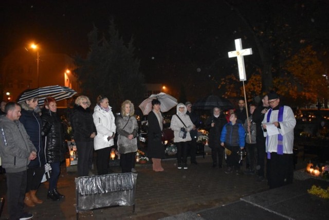 Pomnik poświęcił ks. Andrzej Krasiński, proboszcz parafii św. Trójcy w Rypinie