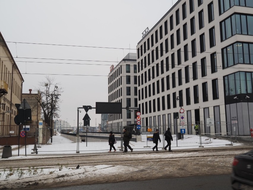 Łódź: Remonty trzech nowych ulic oraz podziemnej ulicy Hasa nie zakończą się w tym roku. ZDJĘCIA