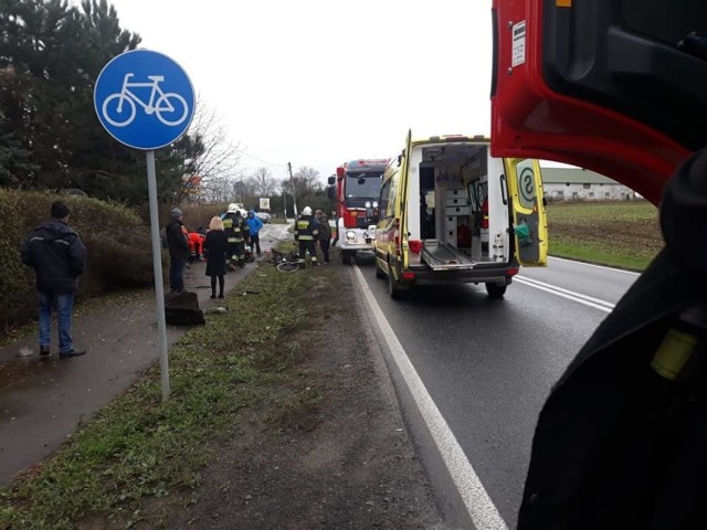 Aktualizacja, godz. 15.30: 
- Niestety, 71-letni mężczyzna, który odniósł obrażenia w zdarzeniu jako rowerzysta, zmarł w szpitalu - informuje Lidia Kowalska  z zespołu prasowego KWP w Bydgoszczy.

***
Informacja o zdarzeniu do służb ratunkowych wpłynęła w niedzielę (8 grudnia) o godz. 10.42.

- Samochód osobowy dachował i uderzył w rowerzystę. Na miejscu jest m.in. karetka pogotowia - poinformował nas oficer dyżurny. Jak się dowiedzieliśmy, do zdarzenia doszło na drodze tuż przy miejscowej siedzibie OSP. 

- Kierująca osobowym mercedesem nie dostosowała prędkości do warunków panujących na drodze, wypadała z drogi. Dachując, uderzyła jadącego prawidłowo rowerzystę. Rowerzysta został przewieziony do szpitala. Kierująca trzeźwa, nie wymagała hospitalizacji. Jeden pas w kierunku Koszalina jest zablokowany – przekazała nam podkom. Lidia Kowalska  z zespołu prasowego KWP w Bydgoszczy.

- Samochód osobowy, który dachował, potrącił cyklistę jadącego ścieżką rowerową. Potwierdzam, że rowerzysta został zabrany do szpitala.  Natomiast dwie osoby, które podróżowały samochodem, pozostały na miejscu zdarzenia. Zastępy wracają do bazy – poinformował nas oficer dyżurny ze stanowiska dowodzenia KM PSP w Bydgoszczy. W akcji brały trzy zastępy straży z: Bydgoszczy OSP KSRG Gościeradz i OSP KSRG Koronowo.