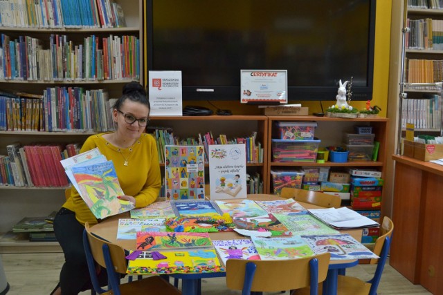 Aneta Falkowska, dyrektorka Gminnej Biblioteki Publicznej w Kikole  przy nadesłanych pracach