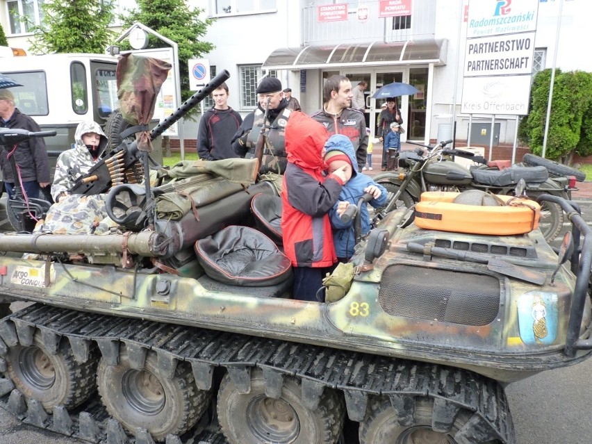 Zlot Pojazdów Militarnych Wapienniki 2012: Parada i pokaz w Radomsku [ZDJĘCIA+FILM]