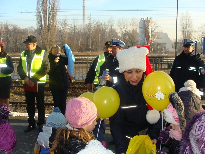 Policyjny Mikołaj odwiedzał tomaszowskie dzieci. Akcja policji z okazji 6 grudnia
