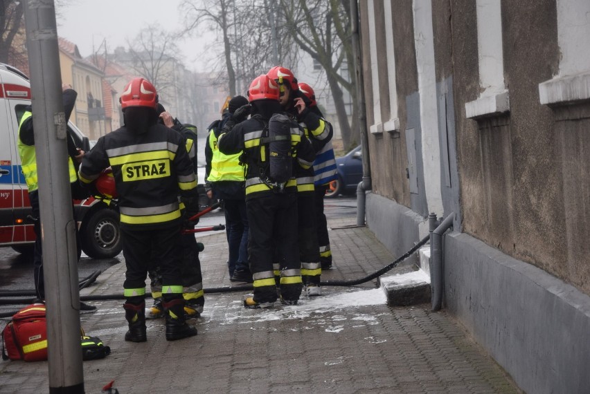 KROTOSZYN: Strażacy w akcji: groźny pożar w kamienicy. Ewakuowano mieszkańców [FOTOGALERIA]