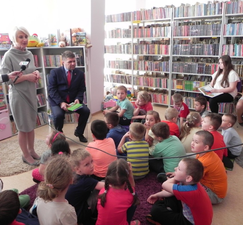 Wieluń: Rodzinne czytanie w miejskiej bibliotece[Zdjęcia]