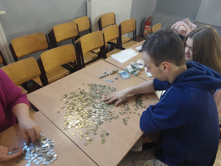 WOŚP w gminie Stawiszyn. Wolontariusze zebrali do puszek pokaźną sumę. ZDJĘCIA