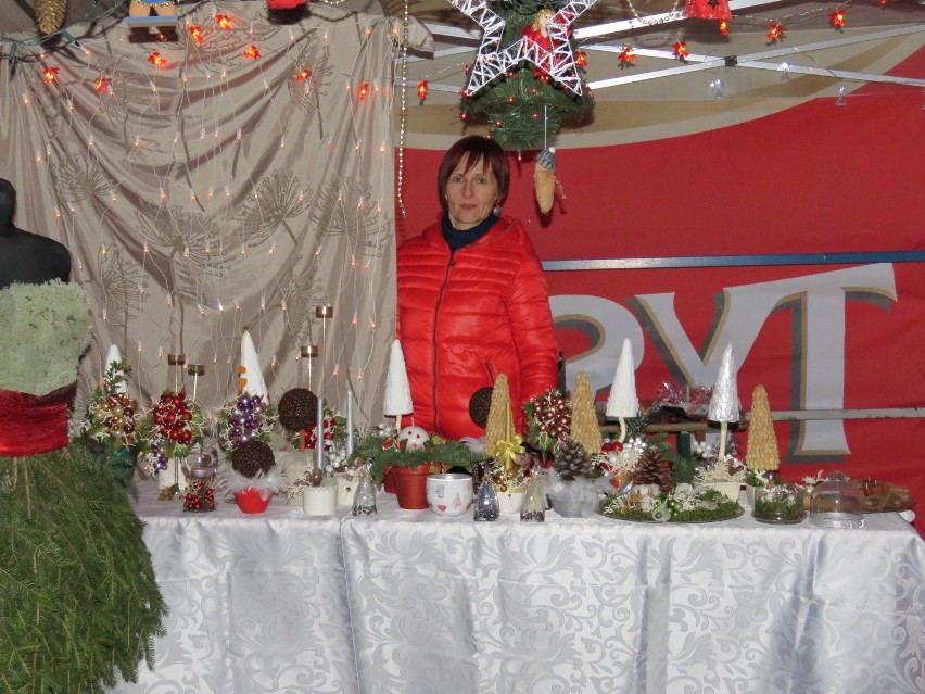 I Piekarski Jarmark Bożonarodzeniowy odbył się w Dąbrówce Wielkiej. Przybyły tłumy [ZDJĘCIA]