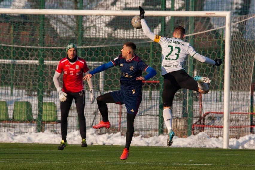 Piłkarze Olimpii (białe koszulki) i Unii Drobex stworzyli...