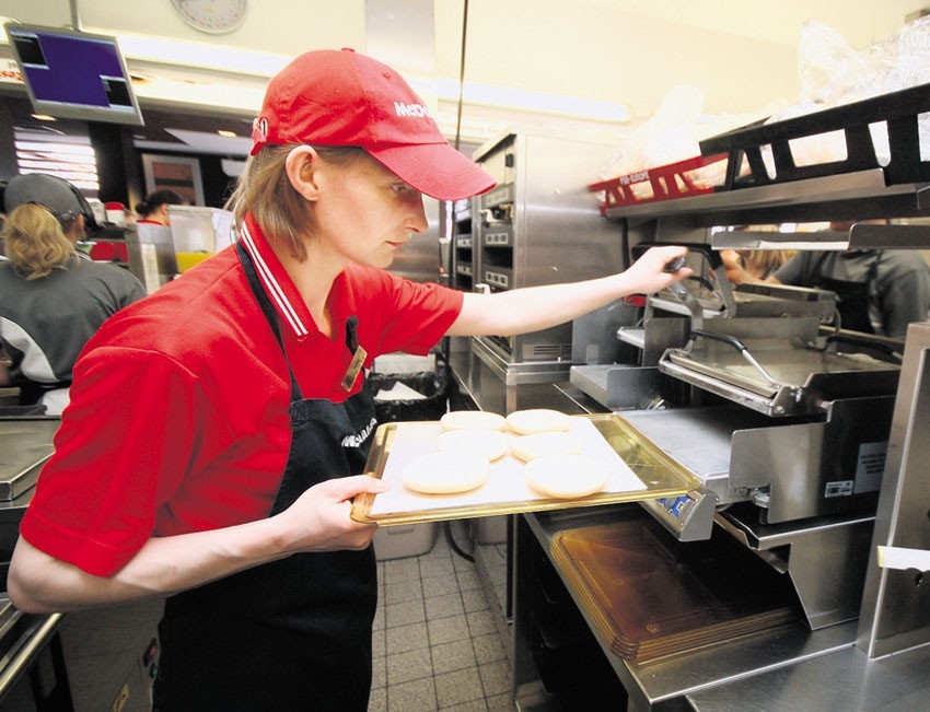 Obecnie pracownicy siec McDonald's noszą czerwono-białe...