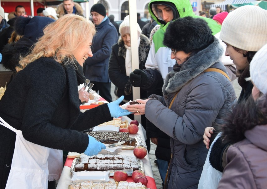 Na jarosławskim rynku zorganizowano wigilię dla mieszkańców....
