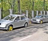 Straż Miejska w Łodzi założyła blokady na źle zaparkowane samochody na ul. Matejki w Łodzi